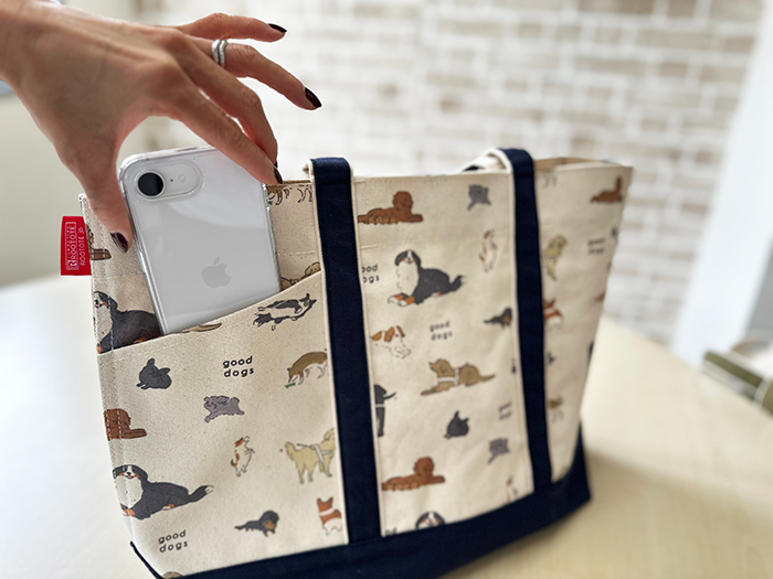 外側のポケットのに携帯を入れる写真