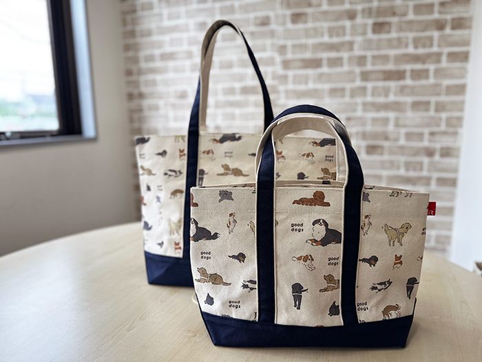 手前がデリ、奥がミディアムの２サイズ、ネイビートートが並んでいる写真