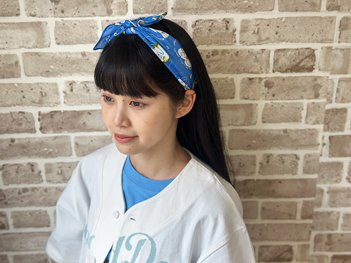 女性が頭に巻いている