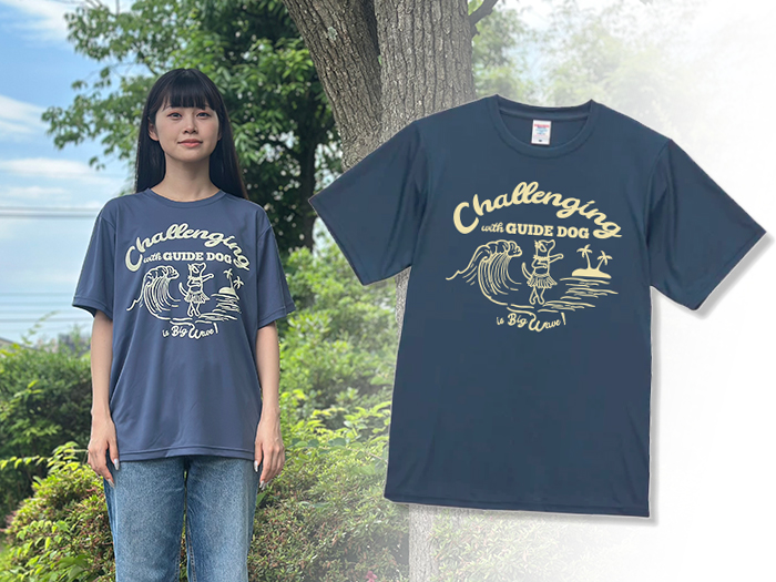 グレーシュブルーのTシャツを女性が着用している写真