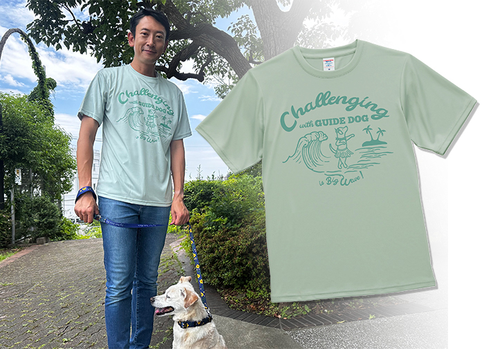 スモーキーグリーンのTシャツを男性が着用している写真