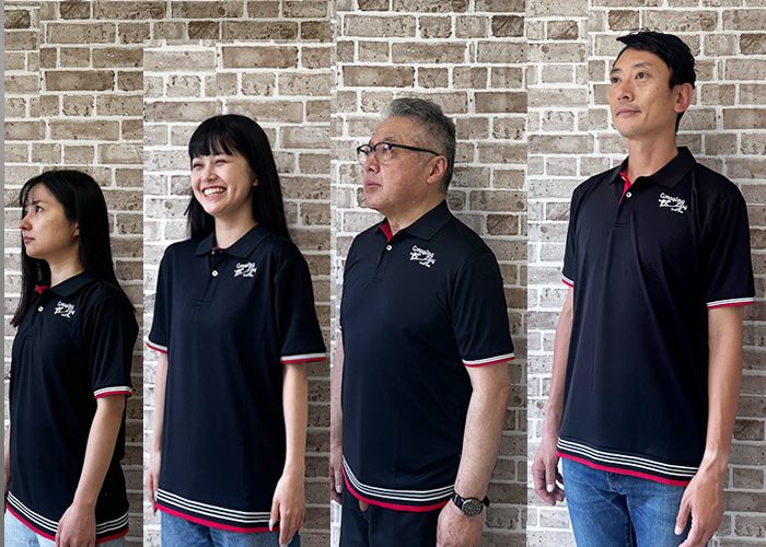 斜め右を向き身長差でTシャツを着ている写真