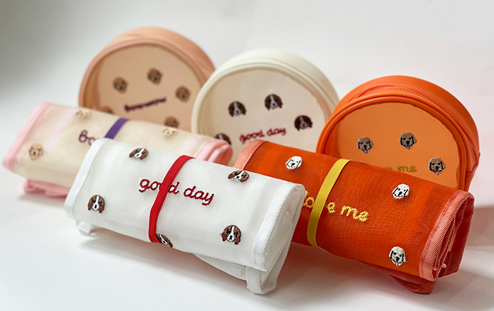 お揃いのポーチとコンパクトに畳んだバッグが並んだ写真。