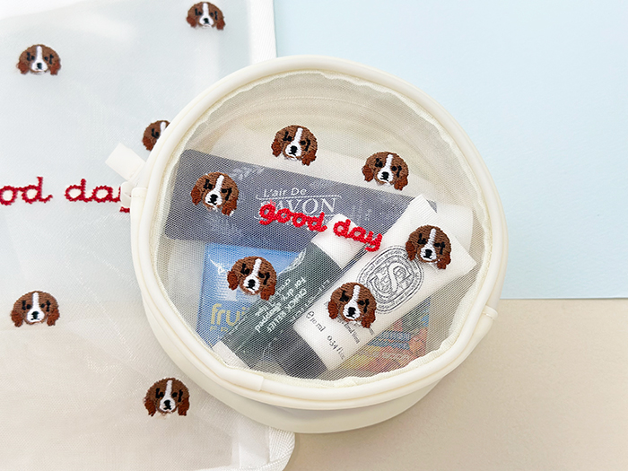 ポーチに小物を入れた写真