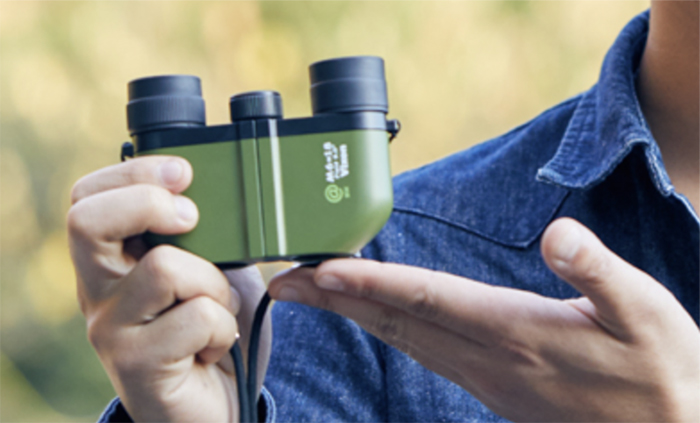 双眼鏡を両手で持ったイメージ写真