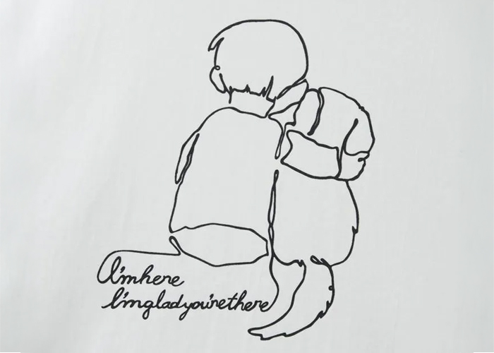 背中を向けた人が犬の肩を抱き寄り添って座っているデザインその下に英語で「私はここにいるよ。あなたがそこにいてくれてよかった」という意味が書かれている