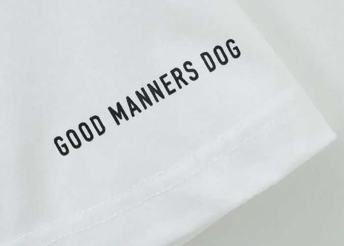 袖口には英語でグッドマナードッグのロゴ