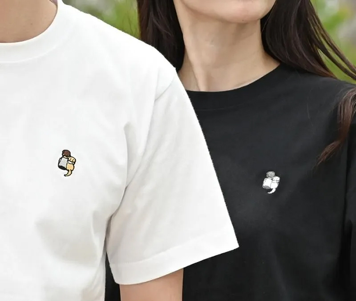 男性と女性が色違いでTシャツを着た胸元のアップ写真