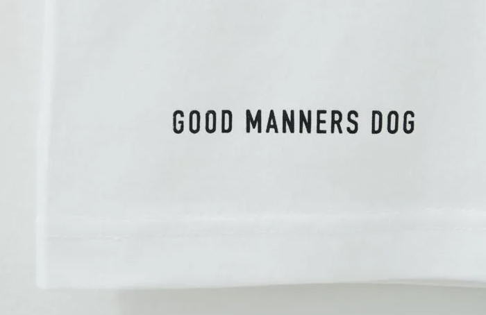 前裾には英語でグッドマナードッグのロゴ