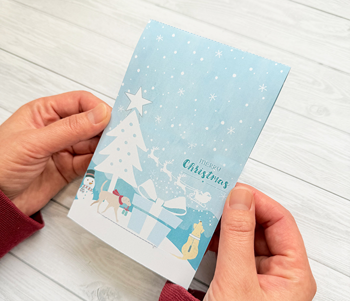 クリスマスカードを手にした際のイメージ写真