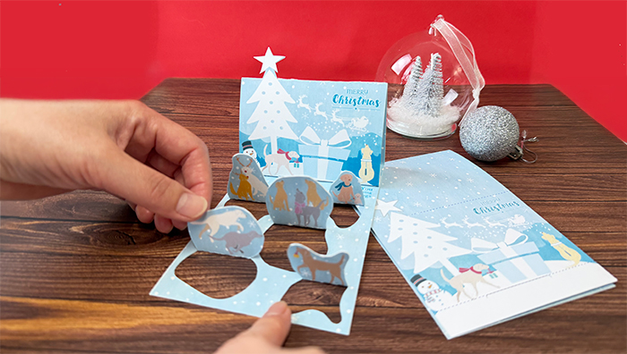 カードを組み立てている写真