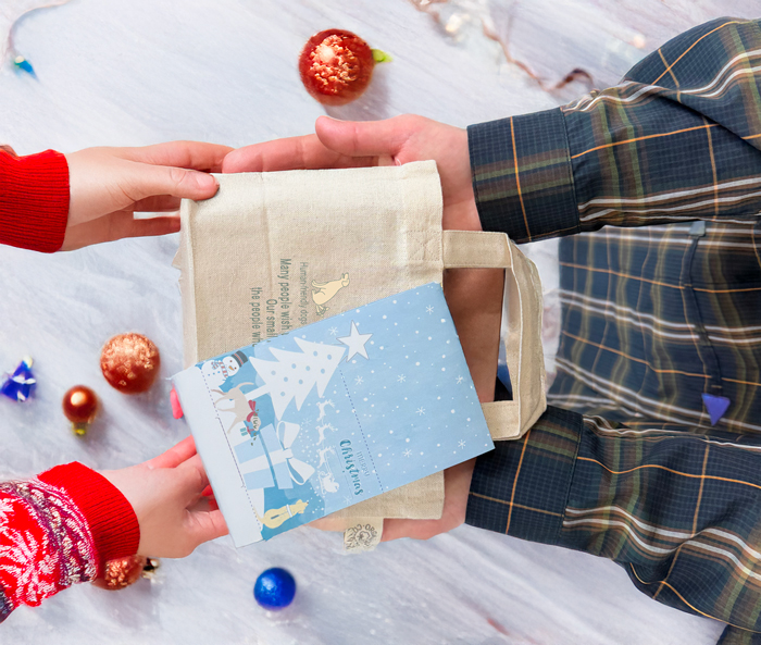 プレゼントに添えて渡している写真