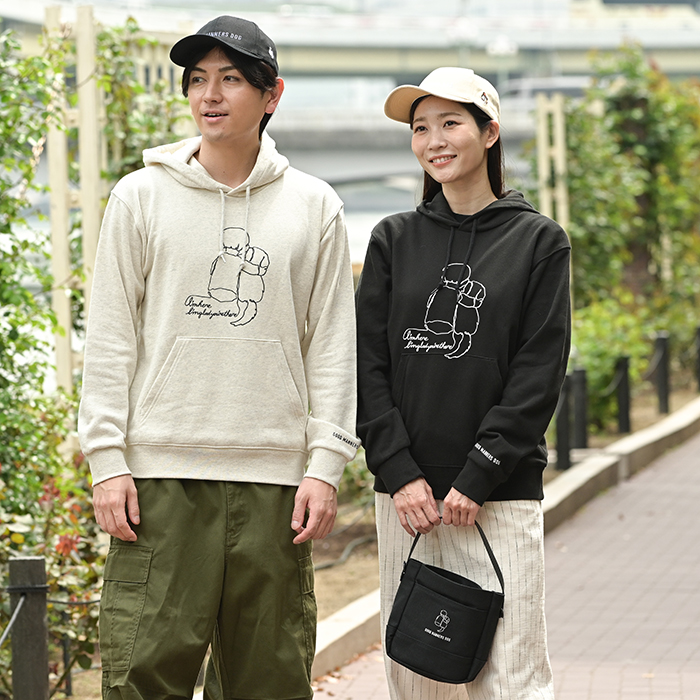 男性がプリントのオートミールのフーディーを女性がブラックのパーカーを着用している写真