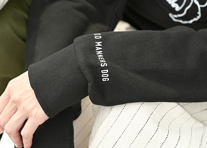 左袖口には英語でグッドマナードッグのロゴ
