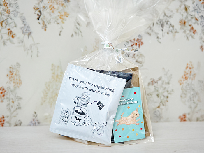 透明の袋にオリジナルカードと共にコーヒー5袋入っている写真