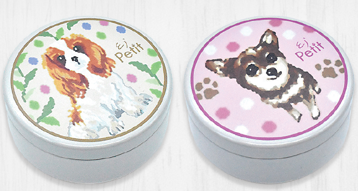 キャバリアはベージュを背景にピンクブルーグリーンのコロンとした花や葉ががちりばめられている。チワワは薄いピンクを背景に周りに白とピンクのボンボンと茶色い肉球がちりばめられている