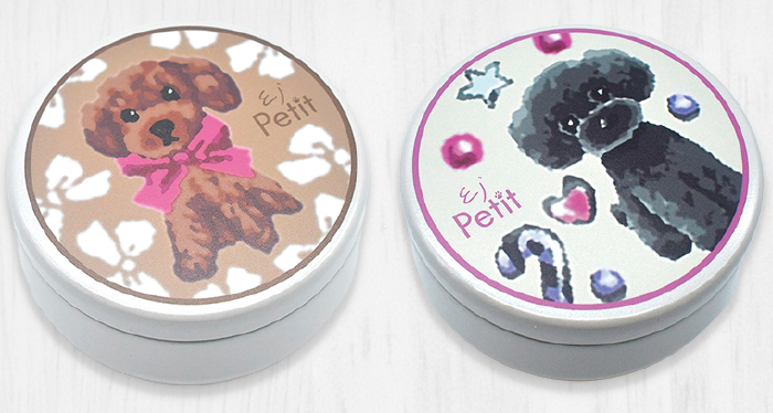 プードルの茶は濃き目のベージュに白いリボンががちりばめられている。プードルの黒は薄いベージュにピンクとシルバーのボールや星と黒とシルバーの縞のステッキがちりばめられている