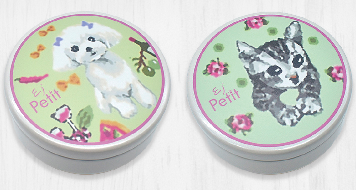 マルチーズは薄いグリーンの背景にリボン型のパスタやトウガラシオリーブが周りにある。花ねこの周りにピンクのバラとグリーンの花が描かれている。