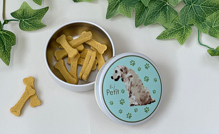 犬用のクッキーを入れた写真