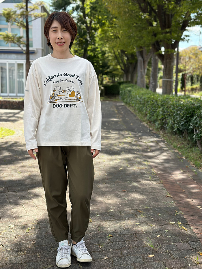 女性がアイボリーのロンTにカーキのパンツを合わせている全身の写真