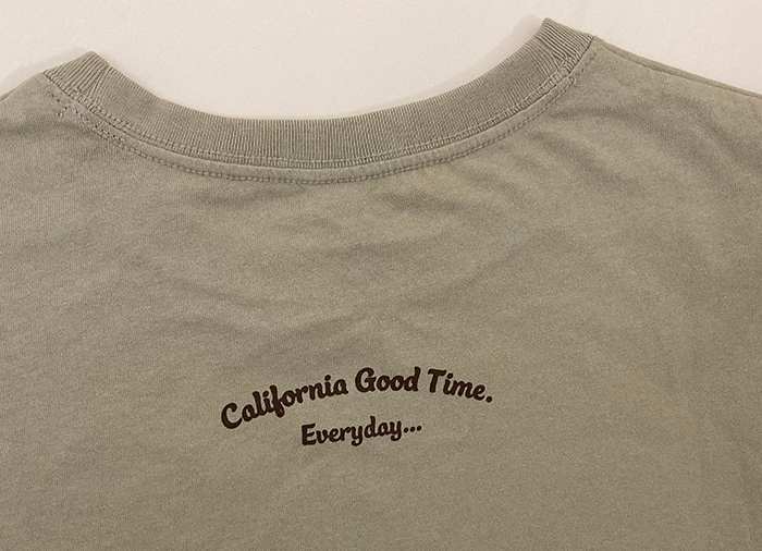 後ろの首下のプリントの写真