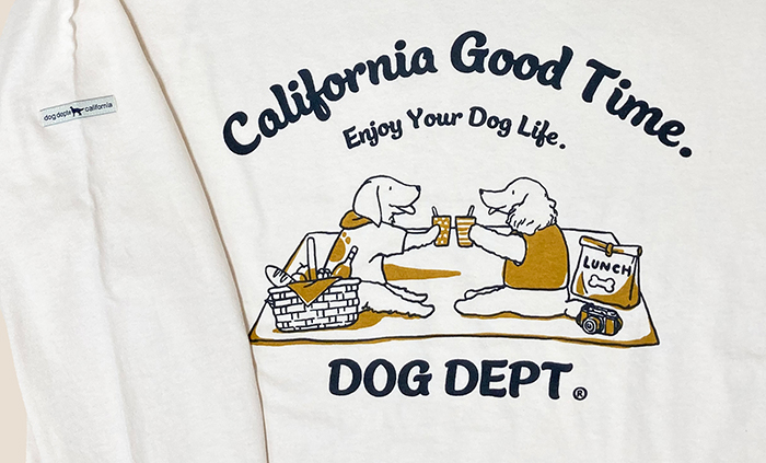 アイボリーのロンTのプリントと右肩のDOGDEPTタグの写真