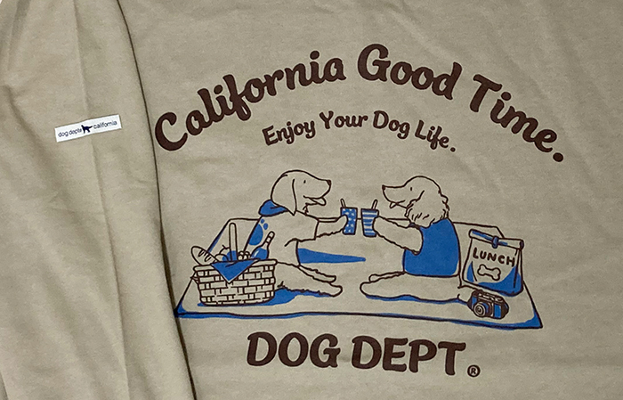 オリーブクリーンのロンTのプリントと右肩のDOGDEPTタグの写真