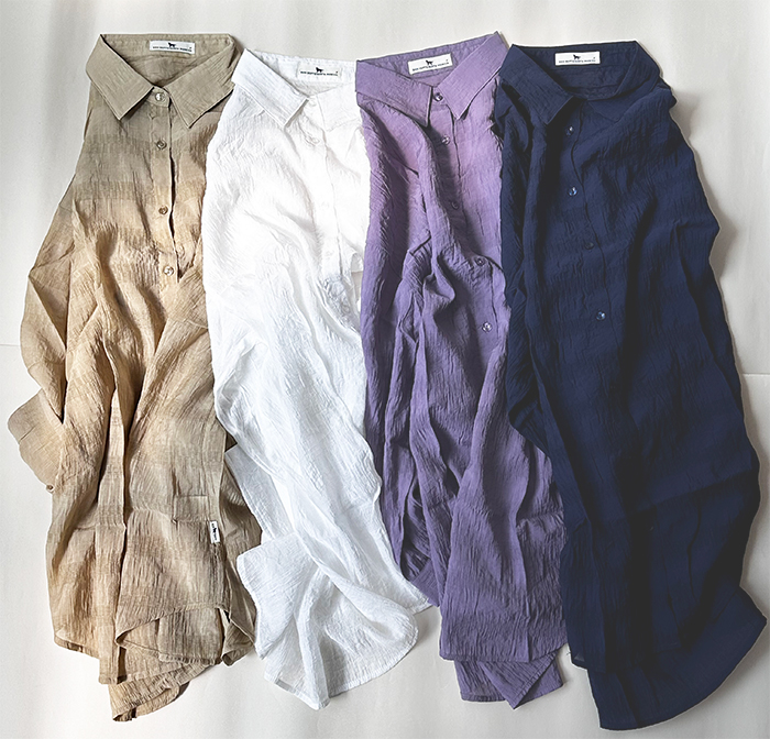 ４色のシャツが並んでいる写真。