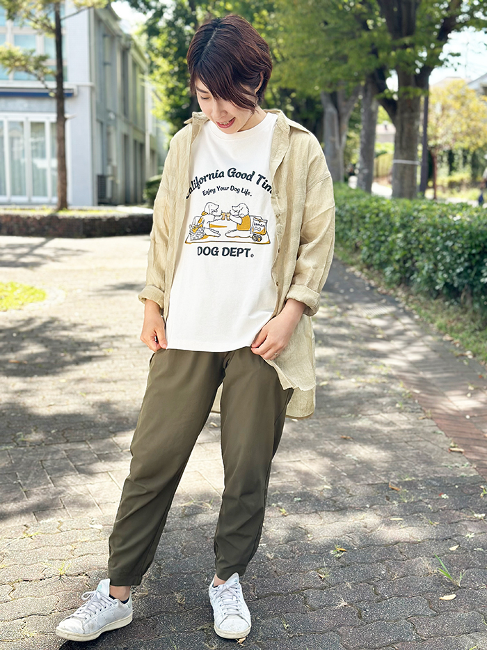 女性がベージュのシャツを前を向いている写真