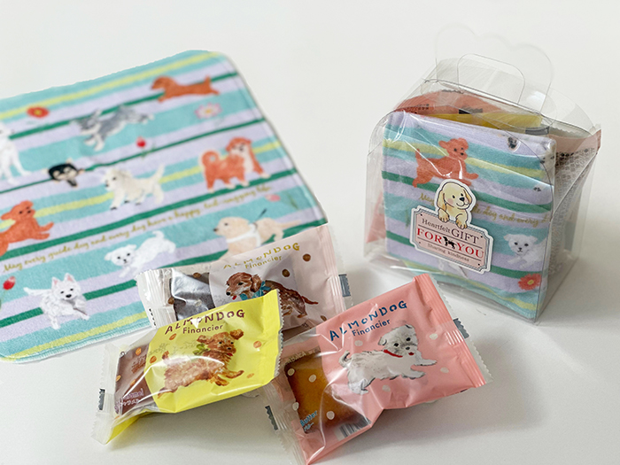 3種類の味のフィナンシェとオリジナルタオル。ギフトラッピングの写真