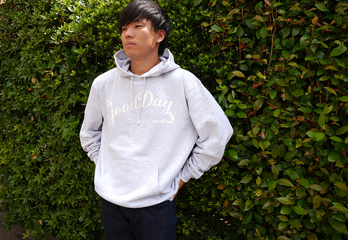 男性がデニムの上にアッシュのパーカーを着ている写真