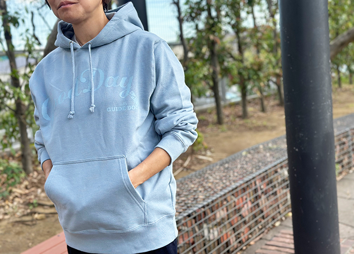 袖をたくし上げてお腹部分のポケットに手を入れている写真