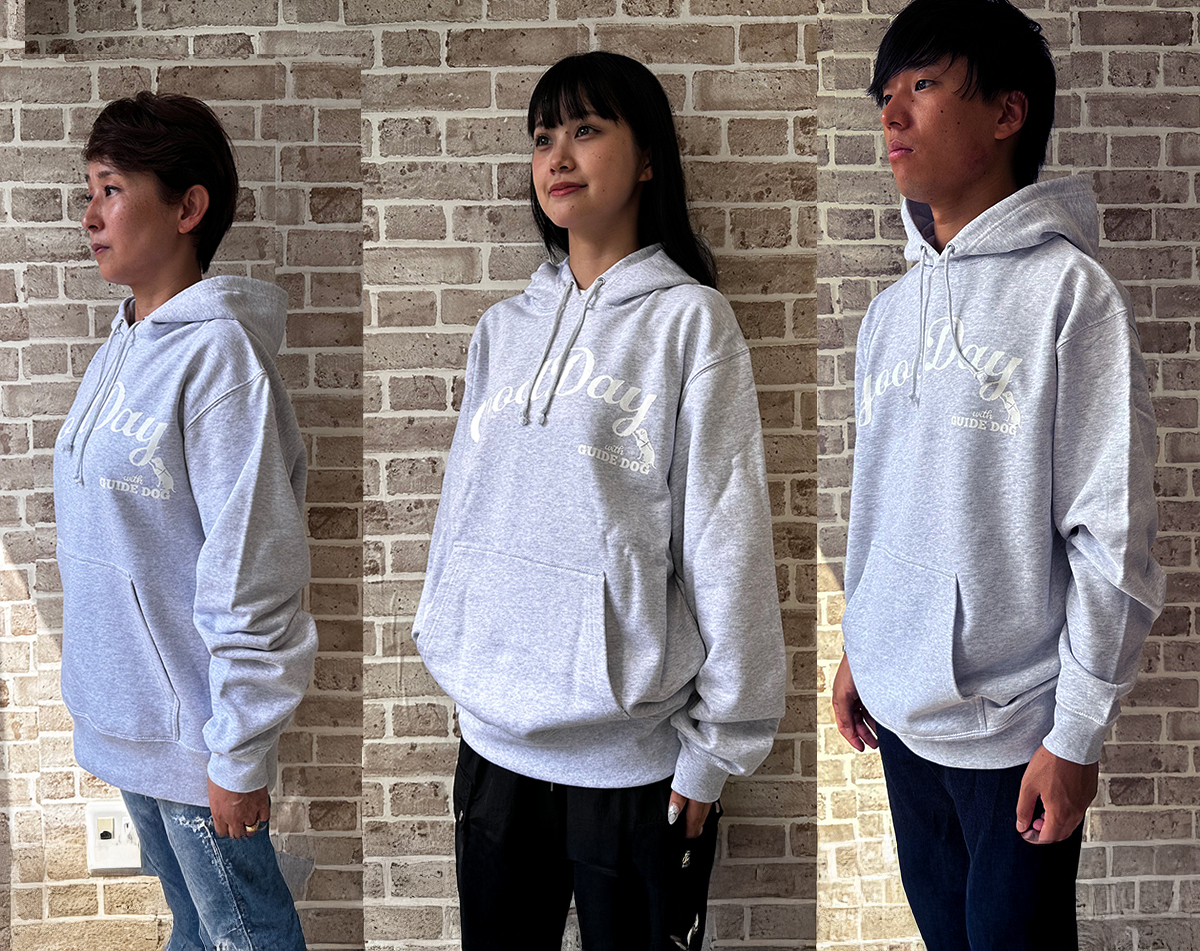 三人が並んで斜め左を向いているサイズごとの着用写真。