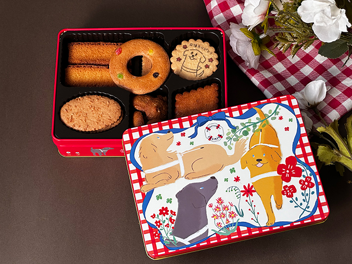 クッキー缶の蓋を少し開けて。中身が見える写真。