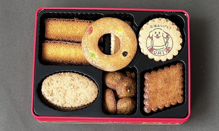 缶を開けたクッキーの写真