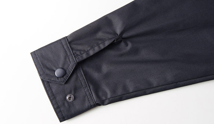 袖口の写真ボタンで調整できるような仕様