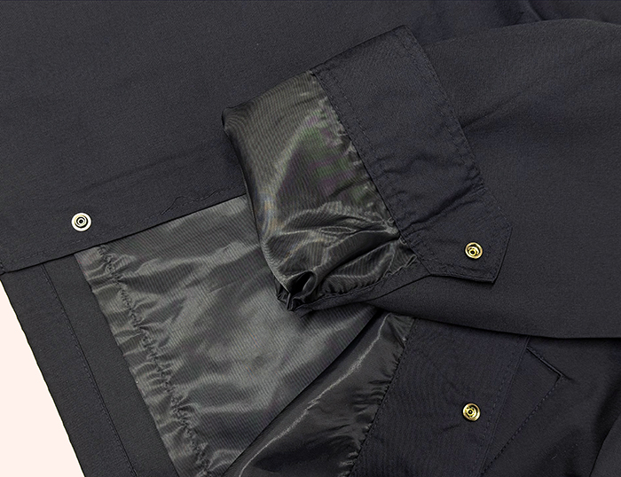 裾をめくり裏地とボタン、裾の絞り紐の写真