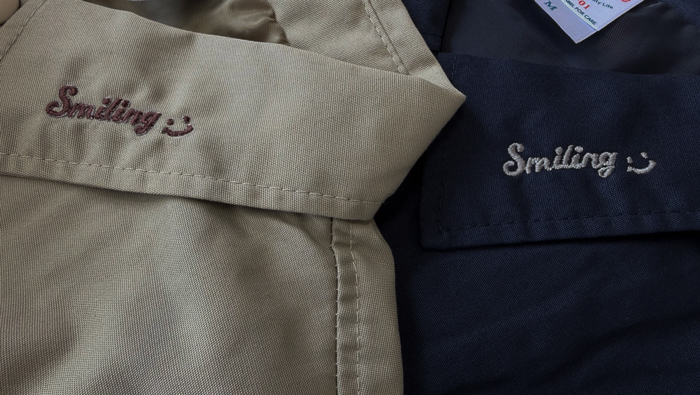 ベージュにはこげ茶の刺繍。ネイビーにはグレージュの刺繍が施されている