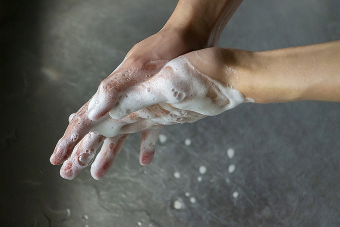 手を洗っている写真