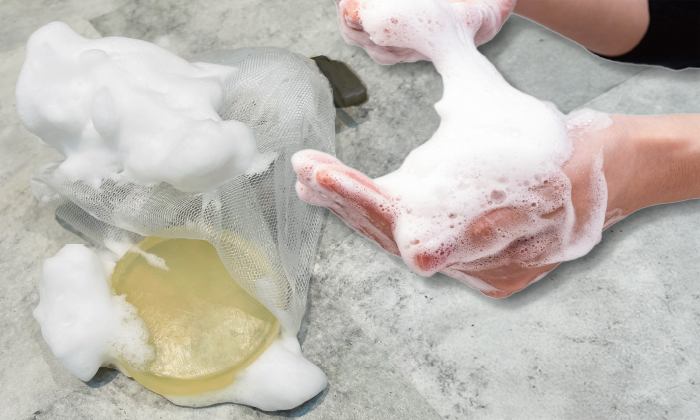 泡立てネットを使って泡を作っている写真