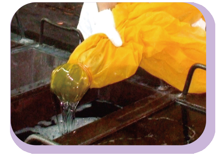 石鹸を流し込んでいる写真