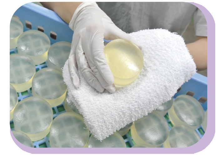 絶妙な力加減で石鹸を磨き上げる写真