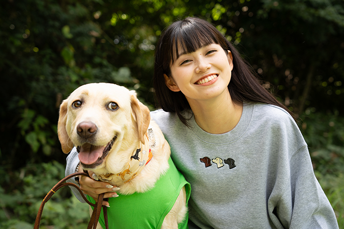 女性とラブラドールの上半身の写真