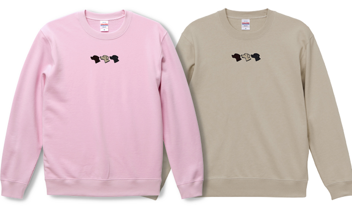 左からピンク、ベージュのトレーナー