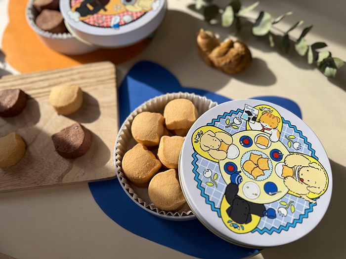 ブルー缶をメインにねこ型のクッキーの中身アップ