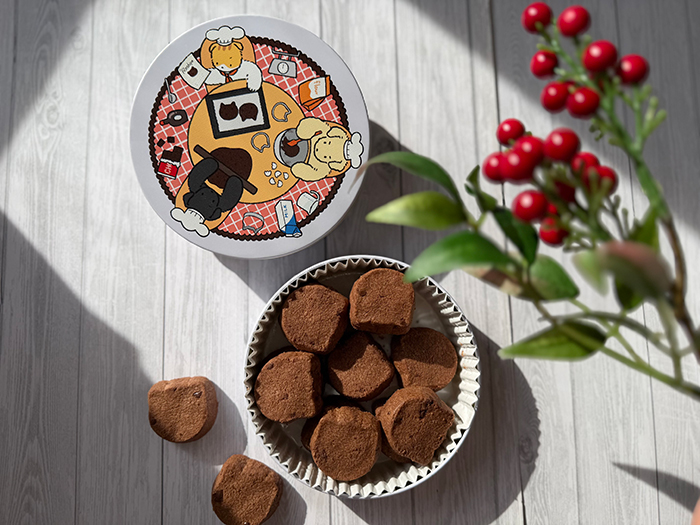 ピンク缶とねこ型のチョコレートクッキー