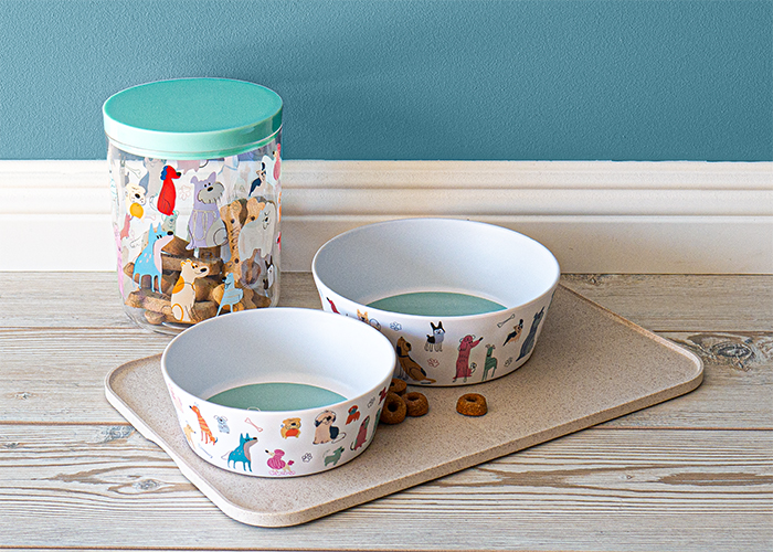 フードボウルの２サイズとふた付ジャーが並んでいる写真