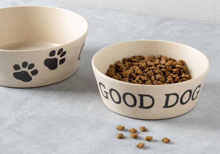パウプリントMサイズのフードボウルにフードが入って、その横にはLサイズのパウプリントLサイズが並んでいる写真