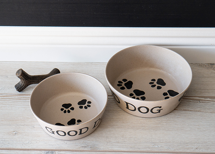 パウドッグの２サイズのフードボウルが並んでいる写真