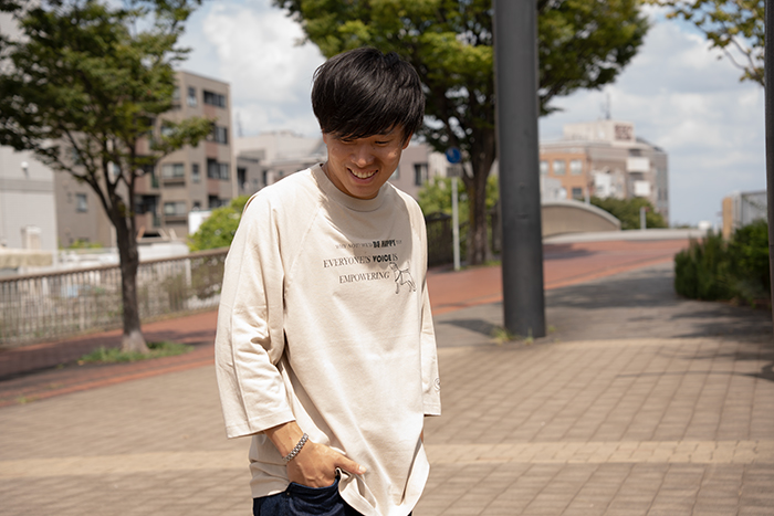 男性がフロントプリントのストーンを着ている写真